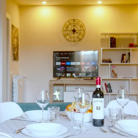 아파트 Your In With Parking, 10 Min From The Center By Tram