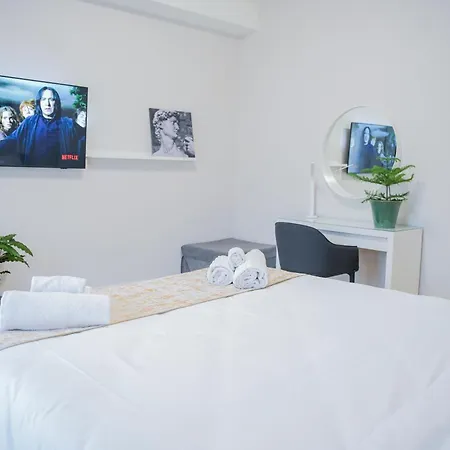 아파트 Your In With Parking, 10 Min From The Center By Tram *